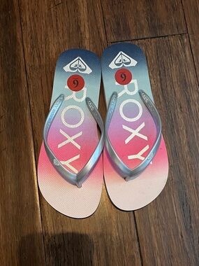 Roxy Silver-Strap Flip Flops with Pink-to-Blue Gradient